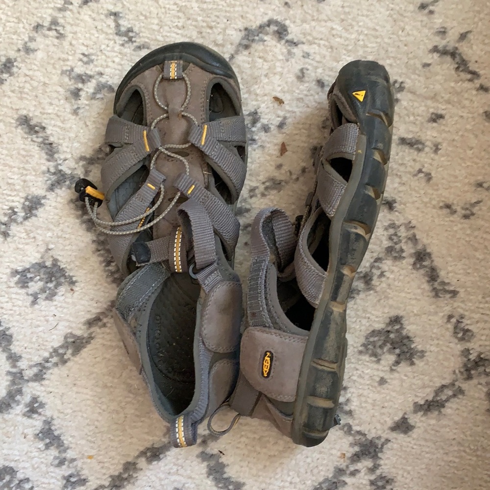 keen hiking shoes size 8